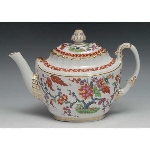 565 - A Flight and Barr Worcester boat shaped teapot, decorated with kakiemon palette in colourful polychr... 