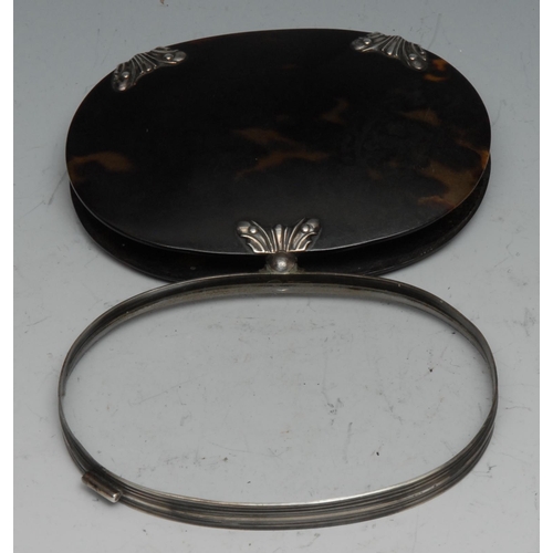 138 - A George III silver coloured metal and tortoiseshell oval pocket lens, reeded border, fluted mounts,... 