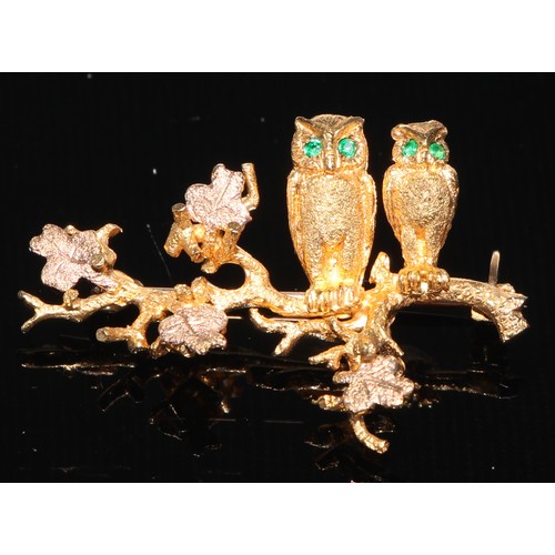 416 - A 9ct gold brooch, cast as a pair of owls perched on a leafy branch, 4cm wide, marked 375, Alabaster... 