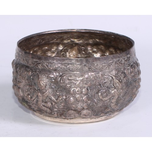 86 - A Burmese silver coloured metal bowl, repousse chased with nat sein, 16.5cm diam, marked to base, 35... 