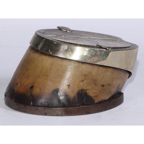 1293 - A Victorian E.P.N.S mounted horse hoof twin-compartment table snuff box, the hinged covers outlined ... 