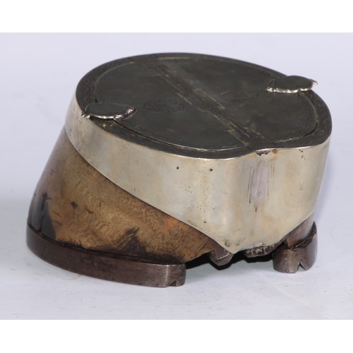 1293 - A Victorian E.P.N.S mounted horse hoof twin-compartment table snuff box, the hinged covers outlined ... 