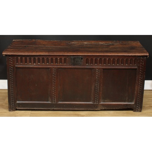 1403 - A 17th/early 18th century oak blanket chest, possibly Salisbury, hinged top above a nulled frieze, t... 