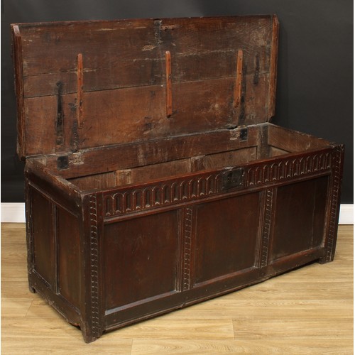 1403 - A 17th/early 18th century oak blanket chest, possibly Salisbury, hinged top above a nulled frieze, t... 