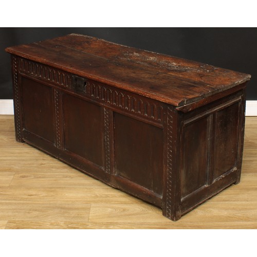 1403 - A 17th/early 18th century oak blanket chest, possibly Salisbury, hinged top above a nulled frieze, t... 