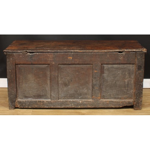 1403 - A 17th/early 18th century oak blanket chest, possibly Salisbury, hinged top above a nulled frieze, t... 