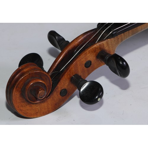 1374 - An early 20th century Scottish violin, by A McCallum, Glasgow, the two-piece back 36.5cm long exclud... 