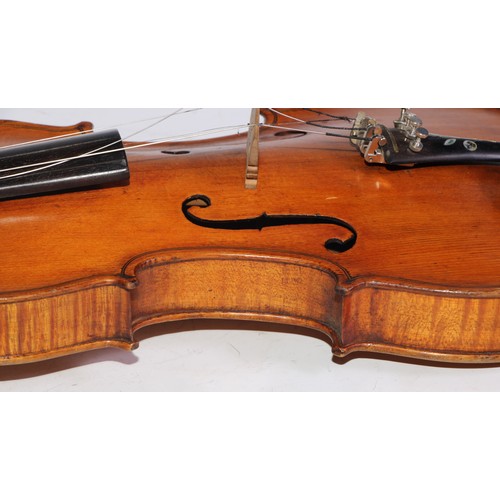 1374 - An early 20th century Scottish violin, by A McCallum, Glasgow, the two-piece back 36.5cm long exclud... 