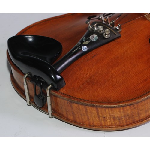 1374 - An early 20th century Scottish violin, by A McCallum, Glasgow, the two-piece back 36.5cm long exclud... 