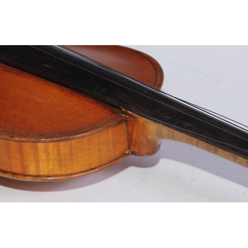 1374 - An early 20th century Scottish violin, by A McCallum, Glasgow, the two-piece back 36.5cm long exclud... 