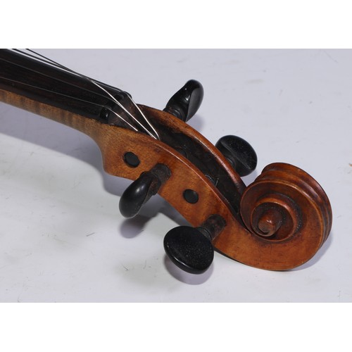 1374 - An early 20th century Scottish violin, by A McCallum, Glasgow, the two-piece back 36.5cm long exclud... 