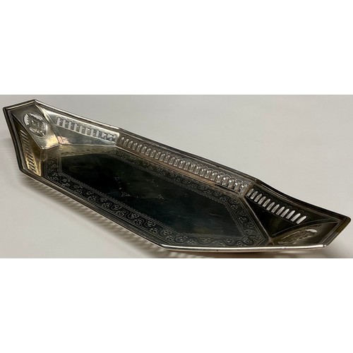 124 - A George III Neo-Classical Irish silver canted rectyangular snuffer tray, pierced border, bright-cut... 