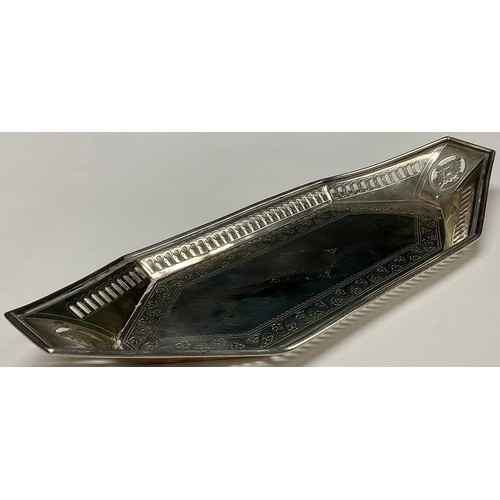 124 - A George III Neo-Classical Irish silver canted rectyangular snuffer tray, pierced border, bright-cut... 