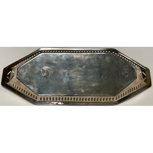 124 - A George III Neo-Classical Irish silver canted rectyangular snuffer tray, pierced border, bright-cut... 