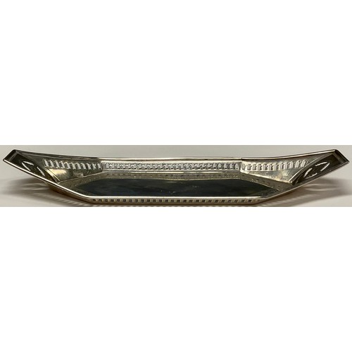 124 - A George III Neo-Classical Irish silver canted rectyangular snuffer tray, pierced border, bright-cut... 