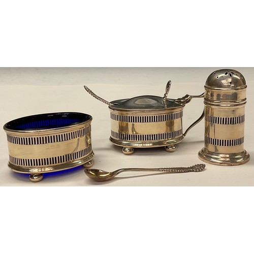 175 - A George V silver three piece condiment set, the pepper 5.5cm high, Birmingham 1919, cased