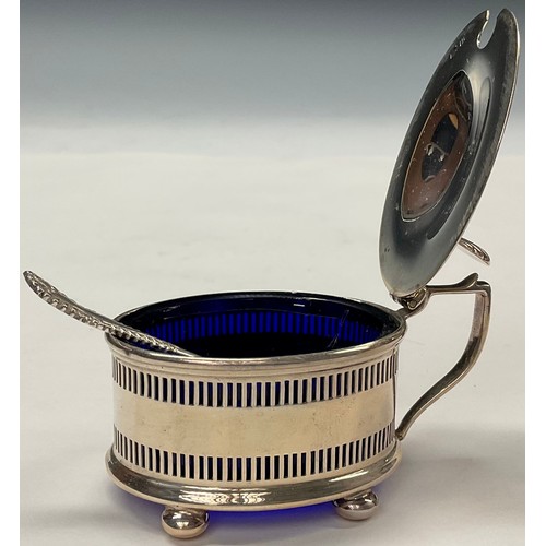 175 - A George V silver three piece condiment set, the pepper 5.5cm high, Birmingham 1919, cased