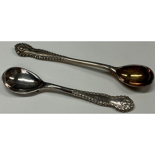 175 - A George V silver three piece condiment set, the pepper 5.5cm high, Birmingham 1919, cased