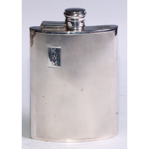 72 - An Art Deco style E.P.N.S curved rounded rectangular hip flask, hinged bayonet cap, engine turned, 1... 