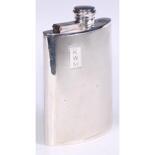 72 - An Art Deco style E.P.N.S curved rounded rectangular hip flask, hinged bayonet cap, engine turned, 1... 