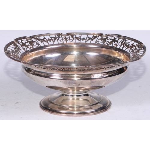 171 - A George V silver shaped circular pedestal bowl, pierced piecrust border, domed foot, 21.5cm diam, M... 