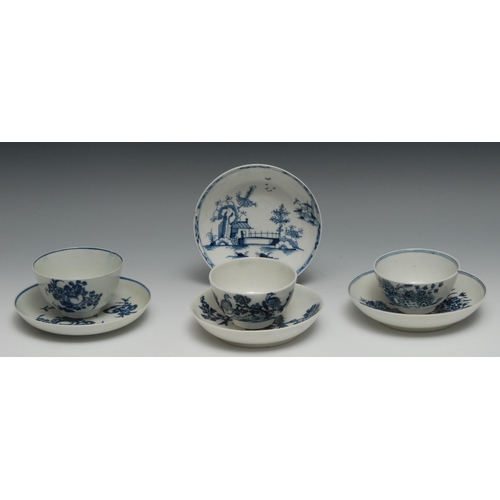 655 - A Worcester Birds in Branches pattern teabowl and saucer, printed with birds perched in branches, wo... 