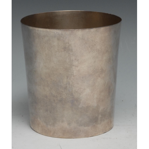 150 - A George III silver tapered cylindrical pint beaker, quite plain, 10cm high, John Robins, London 178... 