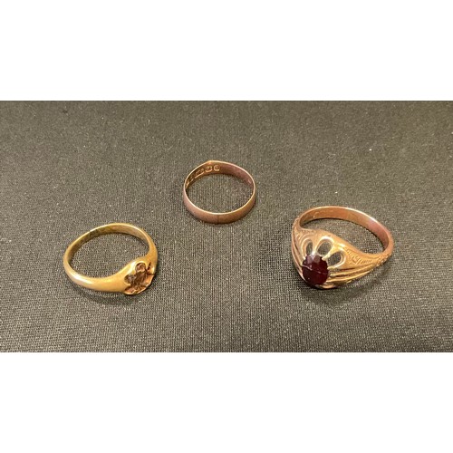 325 - Rings - a garnet signet ring, indistinctly marks, size T, 4.8g gross;  9ct gold wedding band, 1.1g; ... 