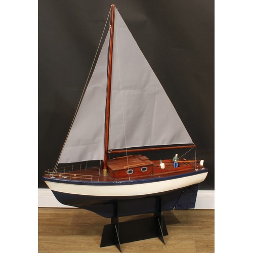 93 - A large model pond yacht, Joe, 125cm high on stand, 94cm long