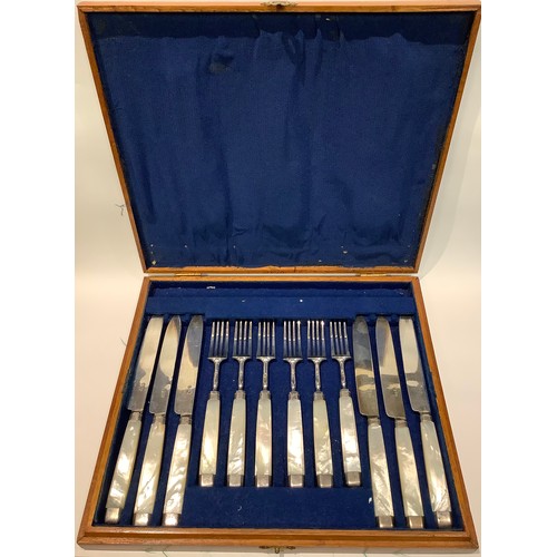 146 - A set of six Georgian silver and mother of pearl hafted knives and forks, later fitted case, 421g gr... 