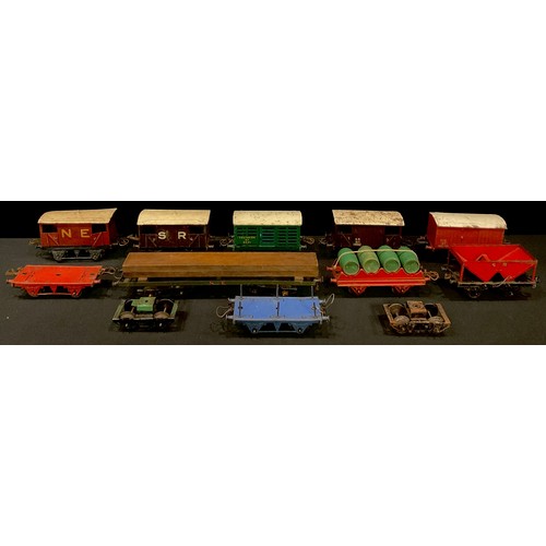 333 - Toys & Juvenalia - a collection of Hornby O Gauge tinplate rolling stock including a Southern 6T mil... 