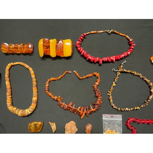 489 - A quantity of costume jewellery comprising of bracelets and necklaces in resin to simulate Baltic Am... 