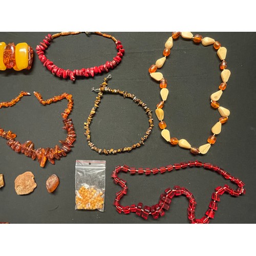 489 - A quantity of costume jewellery comprising of bracelets and necklaces in resin to simulate Baltic Am... 