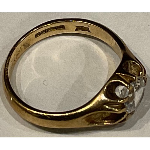 528 - A 9ct gold dress ring, large central solitaire, 4.6g