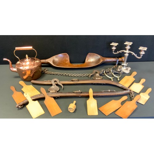 153 - A milk yoke,  pair of horse hames, spurs, copper kettle,  butter pats etc