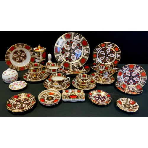 177 - An Abbeydale Chrysanthemum pattern part table service inc three dinner plates, breakfast cups and sa... 