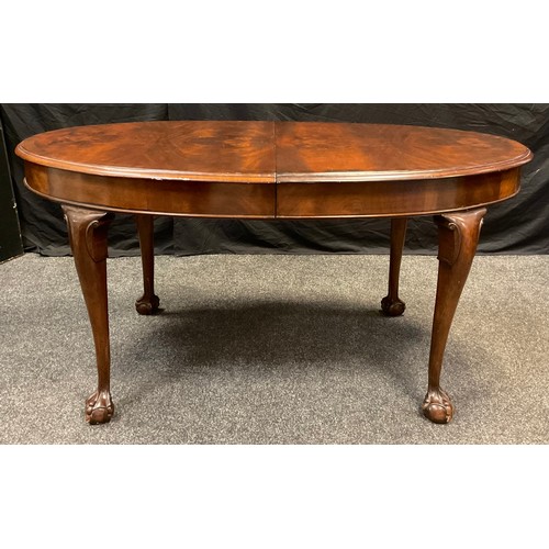 92A - A Victorian mahogany dining table, oval top, cabriole legs, ball and claw feet, 73cm tall x 152cm x ... 