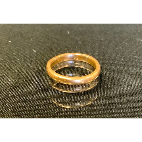 396 - A 22ct gold wedding band, 3.3 g