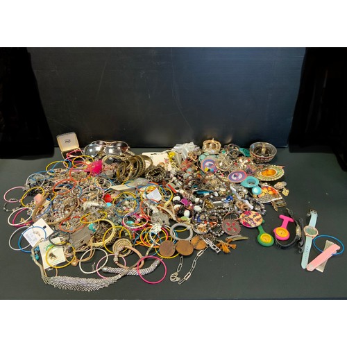 417 - Costume Jewellery - bracelets, necklaces, earrings, dress rings, hair clips etc qty