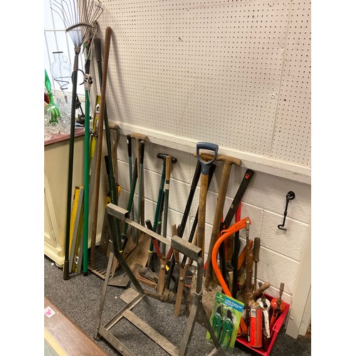 250A - Gardening tools - garden fork, spades, hoes, racks, edging shears, loppers, secateurs, etc, quantity... 