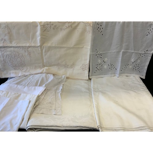 321 - Linen - table clothes;  napkins;  pillow cases;  etc