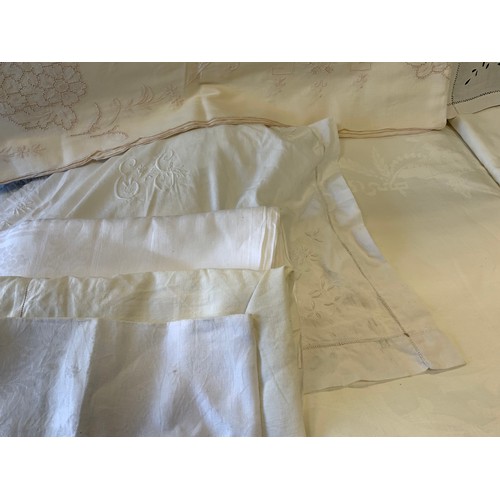 321 - Linen - table clothes;  napkins;  pillow cases;  etc