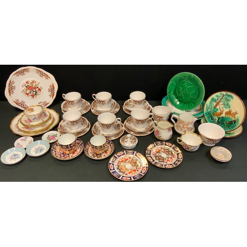 283 - Royal Crown Derby, Witches pattern, 2451, set of tea cups and saucers conforming side plates; Majoli... 