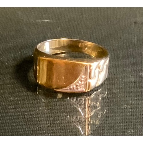 391 - A 9ct gold signet ring, size Q/R, 3.1g