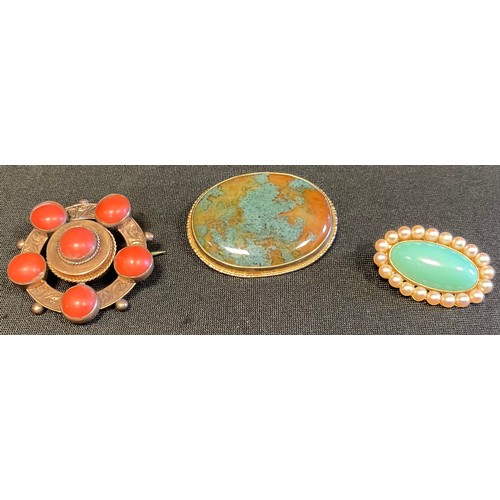 408 - A 9ct mounted polished hardstone oval brooch, 3.5cm diam;  a coral mounted target brooch;  a 9ct gol... 