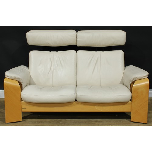 109 - An Ekornes Stressless reclining sofa, 96.5cm high, 170.5cm wide, the seat 126cm wide and 52cm deep