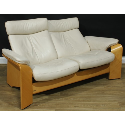 109 - An Ekornes Stressless reclining sofa, 96.5cm high, 170.5cm wide, the seat 126cm wide and 52cm deep