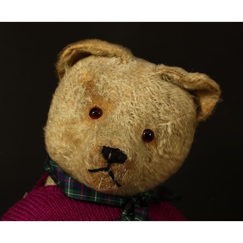 4077 - A 1930's/1940's golden mohair jointed teddy bear, amber and black glass eyes, pronounced snout with ... 