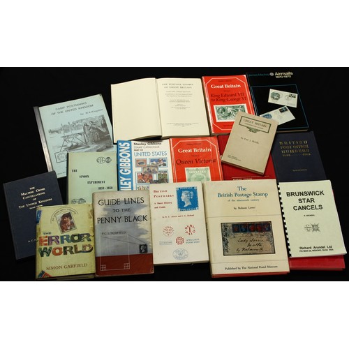 4422 - Stamps - a collection of stamp related literature, to include British Post Office 1844, British Post... 