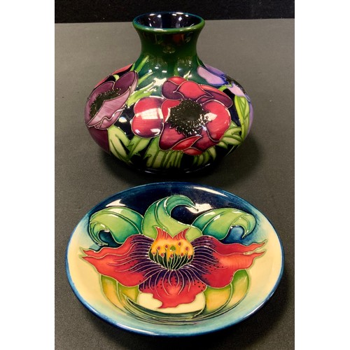 3 - A Moorcroft Anemone pattern compressed onion vase, black and green ground, dated 2003, 10cm high, 13... 